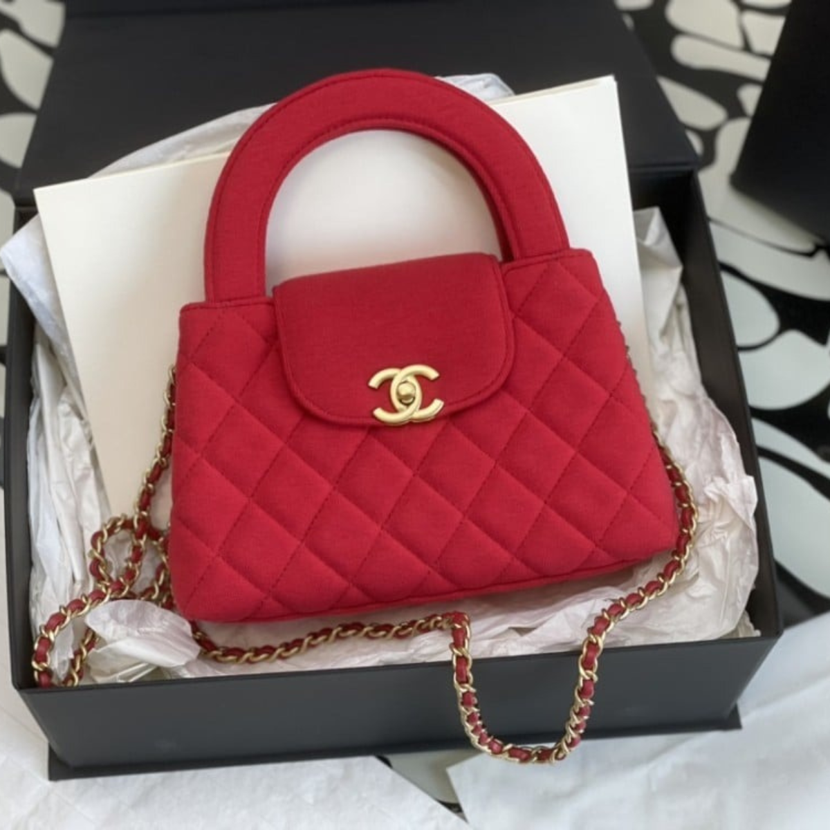 CHANEL MATELASSÉ HANDBAG IN RED CANVAS