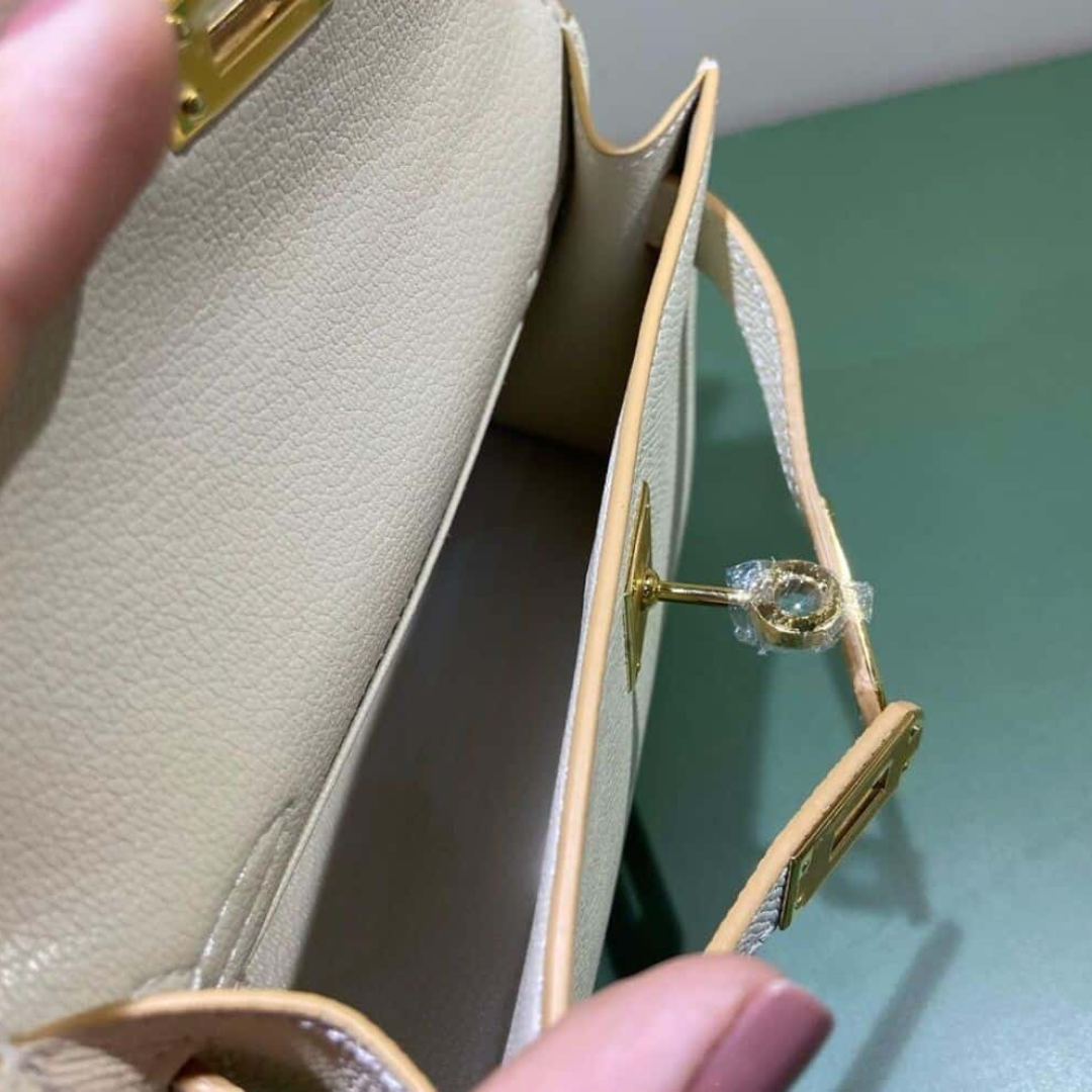 HERMÈS KELLY 20 BAG WITH GOLD HARDWARE IN OFF-WHITE
