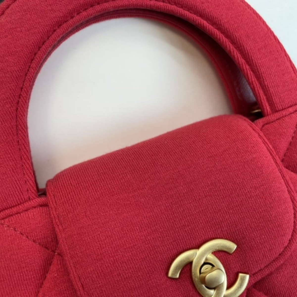 CHANEL MATELASSÉ HANDBAG IN RED CANVAS